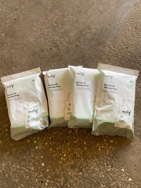 Motif Breastmilk Storage Bags – White and Light Green (Pack) 4 Packages